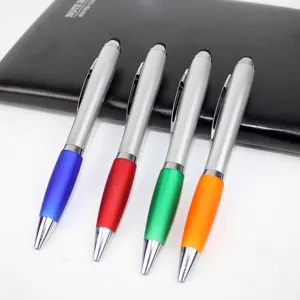 Detailansicht mehrfarbiger Stiftkugelschreiber mit Metallclips und Touchscreen-Spitzen.