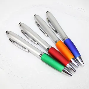 Set aus 4 Metall-Kugelschreibern mit kapazitiven Touchscreen-Stiften in bunten Farben.