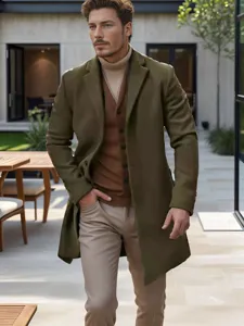 Détail de plein pied d'un manteau en laine pour homme de style britannique vert olive.