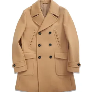 Dettaglio di un classico cappotto di lana stile britannico a doppiopetto da uomo cammello
