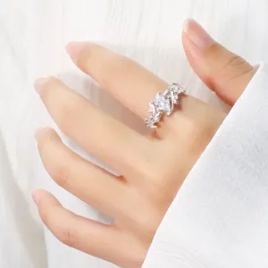 Gros plan d'une bague branche en argent avec un zircon en forme de poire au doigt