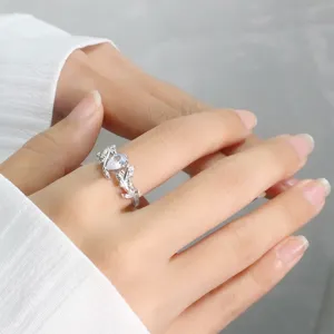 Vue macro d'une bague branche en argent avec un zircon en forme de poire au doigt
