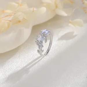 Gros plan d'une bague branche argentée ornée d'un zircon étincelant en forme de poire