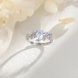 Détail d'une bague en zircon en forme de poire avec un design élégant de vigne en argent