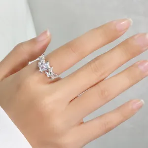 Vue détaillée d'une bague branche en argent avec zircon en poire et motif feuilles