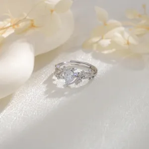 Détail macro d'une bague branche en argent avec zircon en poire et motif de feuille délicat