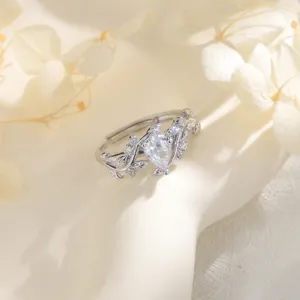 Vue détaillée d'une bague en branche d'argent avec un zircon central de taille poire