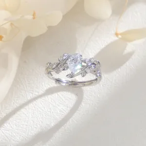 Élégante bague branche en argent ornée d'un zircon étincelant en forme de poire