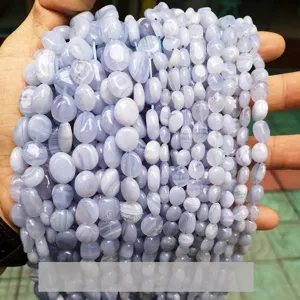 Detalle de cuentas de ágata púrpura irregulares para la creación de joyas DIY