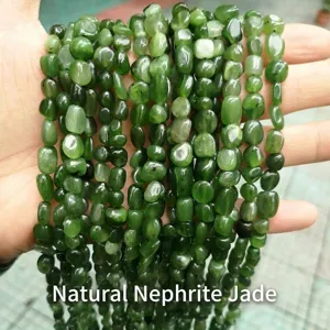 Vista macro de cuentas de jaspe verde natural irregular para la creación de joyas DIY