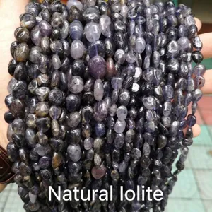 Vista macro detallada de cuentas de iolita púrpura natural para la creación de joyas