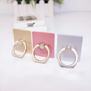 Dettaglio supporto per anello telefono in metallo, design quadrato con fibbia girevole.