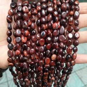 Primer plano de cuentas de piedra de ojo de tigre rojo natural pulido para DIY