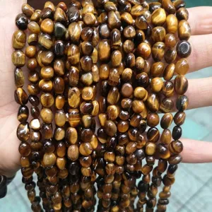 Primer plano detallado de cuentas naturales de ojo de tigre amarillo para joyería DIY