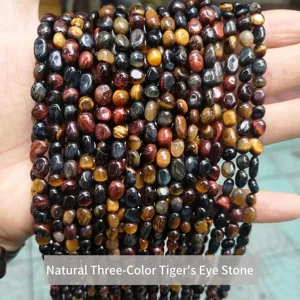 Primer plano de cuentas de cristal irregulares de ojo de tigre tricolor natural