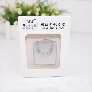 Dettaglio che mostra il supporto ad anello per smartphone in metallo nella scatola bianca.