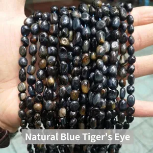 Primer plano de cuentas irregulares de piedra de ojo de tigre azul natural para joyas