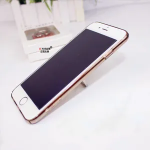 Supporto universale per anello da telefono e smartphone, presa sicura e uso comodo sulla scrivania.