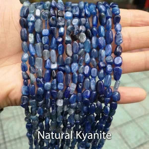 Detalle macro de cuentas de cristal de cianita azul natural pulida para joyería DIY