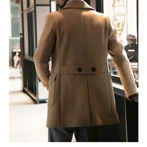 Vista posteriore di un classico cappotto di lana cammello in stile inglese da uomo
