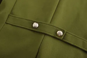 Dettaglio macro di bottoni in metallo dorato con testa di leone su tessuto in lana verde