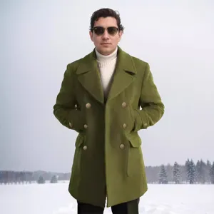 Cappotto classico in lana doppiopetto verde oliva da uomo in un paesaggio invernale innevato