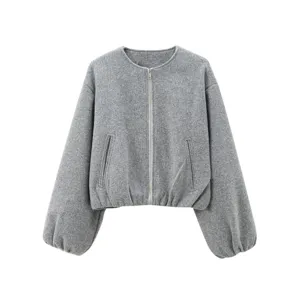 Veste courte grise zippée avec col rond et manches amples. Finition élégante.