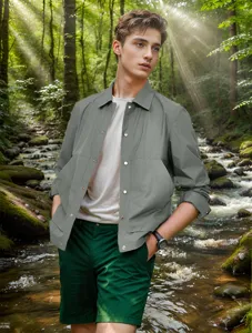 Gedetailleerd overzicht heren casual jas met bosachtergrond, stijlvolle lente kleding.