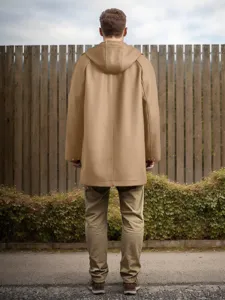 Vue arrière détaillée du manteau en laine à capuche camel pour homme, veste unie raglan.