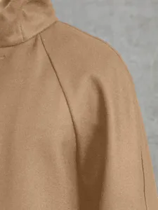 Détail de l'épaule et du col du manteau en laine unie d'hiver pour homme chic!