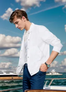 Gedetailleerd overzicht van het casual witte herenjasje gestyled met een blauwe broek.