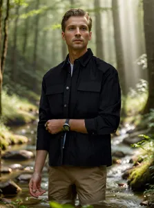 Klassische schwarze Herren-Leichtjacke in einer malerischen Waldlandschaft präsentiert
