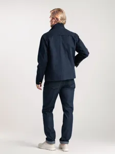 Vista trasera muy detallada de la chaqueta de trabajo azul oscuro lisa para hombre de espaldas