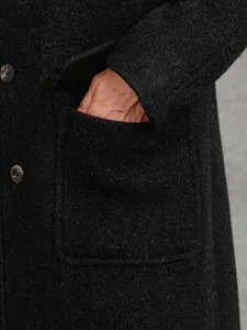 Nahaufnahme von Tasche und Wolltextur an einem dunkelgrauen Herrenmantel für den Winter