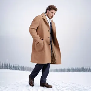 Eleganter Herren-Wollmantel in Camel, präsentiert in einer winterlichen Schneelandschaft