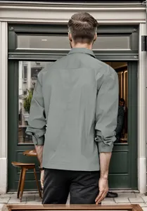 Rückansicht einer leichten salbeigrünen minimalistischen Hemdjacke für Herren im Frühling