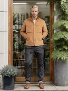 Detalle de chaqueta de trabajo casual para hombre con cremallera frontal y bolsillos en el pecho.