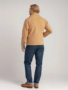 Chaqueta de trabajo informal lisa con solapa para hombre combinada con jeans azules.