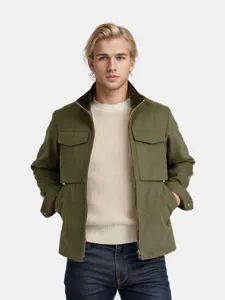Primer plano de la chaqueta utility verde oscuro para hombre con cuello solapa y cremallera.