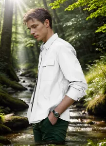 Nahaufnahme einer weißen, leichten Herren-Freizeitjacke in einem herbstlichen Wald