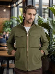 Vista detallada de la chaqueta utilitaria verde para hombre en un acogedor café con luz natural.