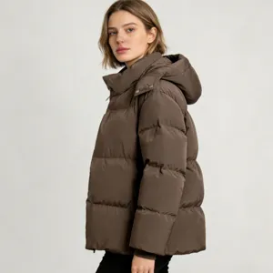 Vue détaillée de la veste d'hiver marron uni à capuche, manteau chaud et coupe ample confortable.
