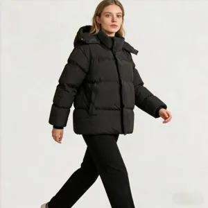 Vue détaillée de la doudoune noire à capuche femme hiver, vêtement chaud unicolore tendance.