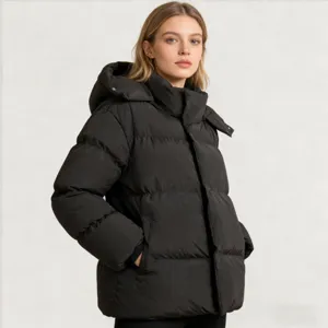 Gros plan sur les détails de la veste matelassée à capuche, montrant le tissu et la couleur.