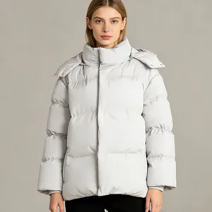 Vue détaillée de la veste rembourrée avec col haut, capuche et design matelassé chaud.