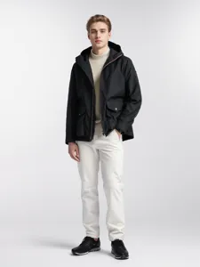 Detailansicht der schwarzen Herren Kapuzenjacke mit praktischen Taschen und modischem Schnitt.
