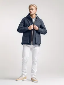 Detailansicht der lässigen Herren Kapuzenjacke mit Frontreißverschluss und praktischen Taschen.