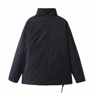 Rückansicht einer minimalistischen dunkelblauen wattierten Baumwolljacke mit Stehkragen