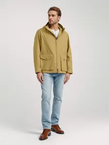 Details der Herren Kapuzenjacke in Khaki mit Vordertaschen und bequemer Passform.