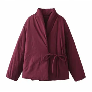Vorderansicht der weinroten Kimono-Steppjacke mit elegantem Taillenband und Schleife